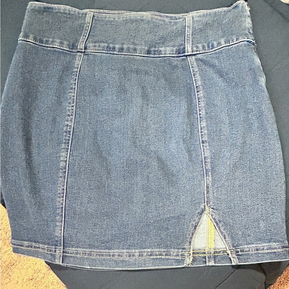 Juniors' SO  Front Slit Mini Skirt SZ 15 - Picture 2 of 4